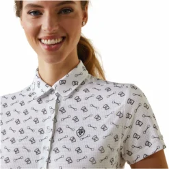 2023 Ariat Womens Motif Polo 10043436 - White Tack Ditsy -Ariat Shop 5873 202320Ariat20Womens20Motif20Polo201004343620 20White20Tack20Ditsy20Close20Up.700x700